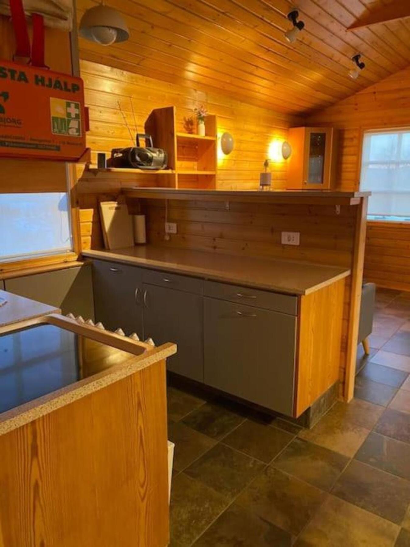Cozy 2 Bedroom Cottage With Hot Tub Akureyri Exterior photo